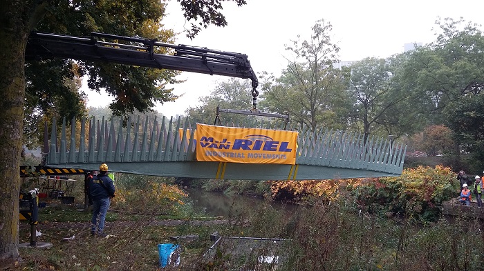 Plaatsing van de brug.